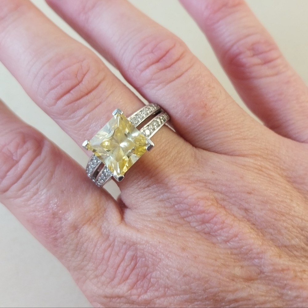 18 KGF  and Yellow Gemstone Ring - Picture 6 of 15
